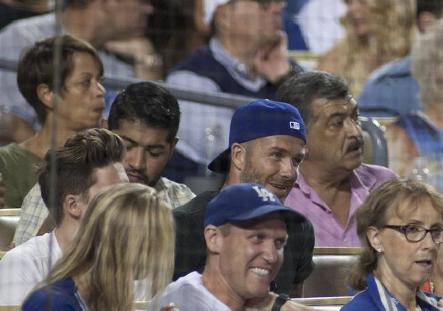 Beckham si  “camuffato” tra il pubblico sugli spalti per seguire la partita dei Los Angeles Dodgers contro gli Atlanta Braves. (Lapresse)